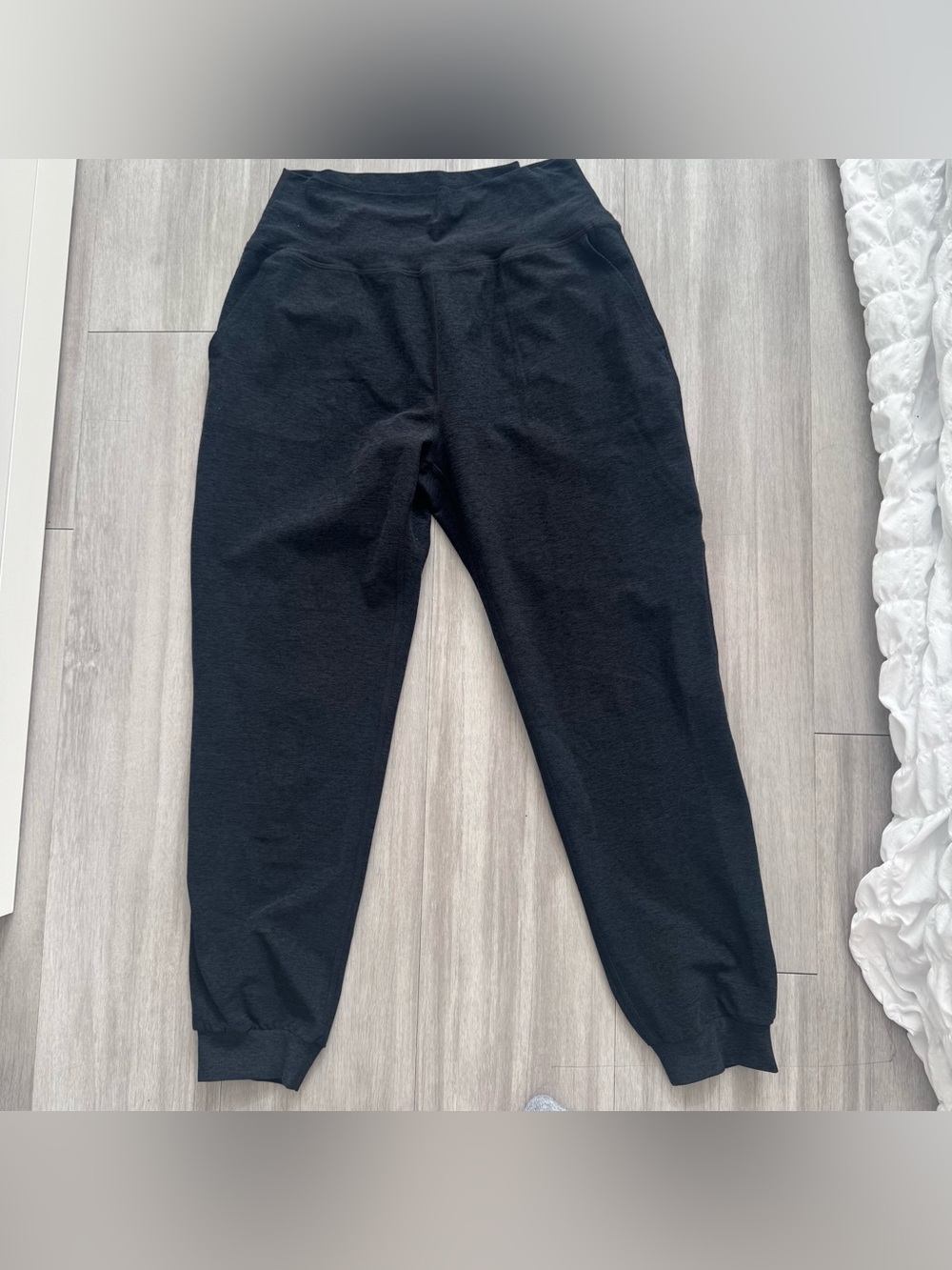 Beyond Yoga spacedye black charcoal joggers size medium